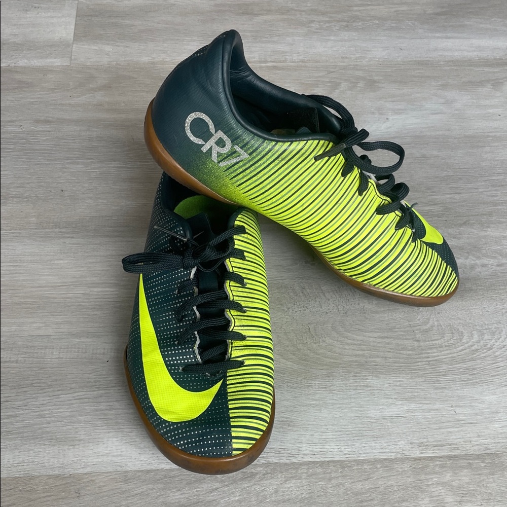 Nike Kids Indoor Soccer Shoes in Black and Neon Yellow (CR7)